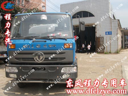 車輛管理所前檢驗(yàn)該輛東風(fēng)145灑水車