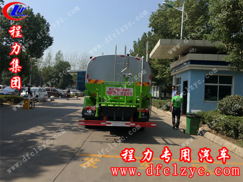 河南客戶來程力公司提的國六東風D9灑水車，正在廠區(qū)門口等待核對資料出廠